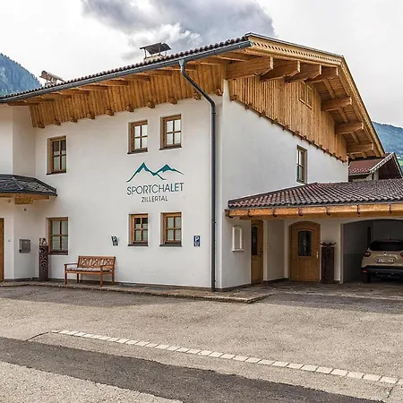 Semi-detached House Sportchalet Zillertal, بيت للعطل